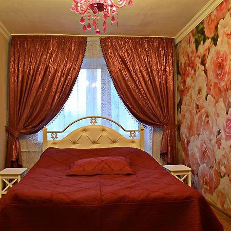 Roses Apartment In The City Center Tjernihiv Eksteriør billede