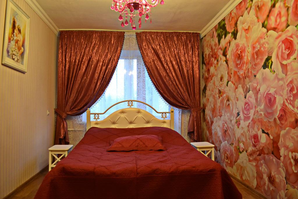 Roses Apartment In The City Center Tjernihiv Eksteriør billede